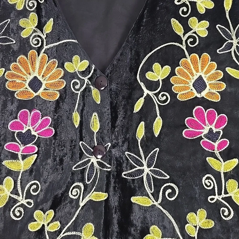 Nouveau Monde Women's Gypsy Velvet Embroidered‎ Floral 2 Button Vest 4x Black